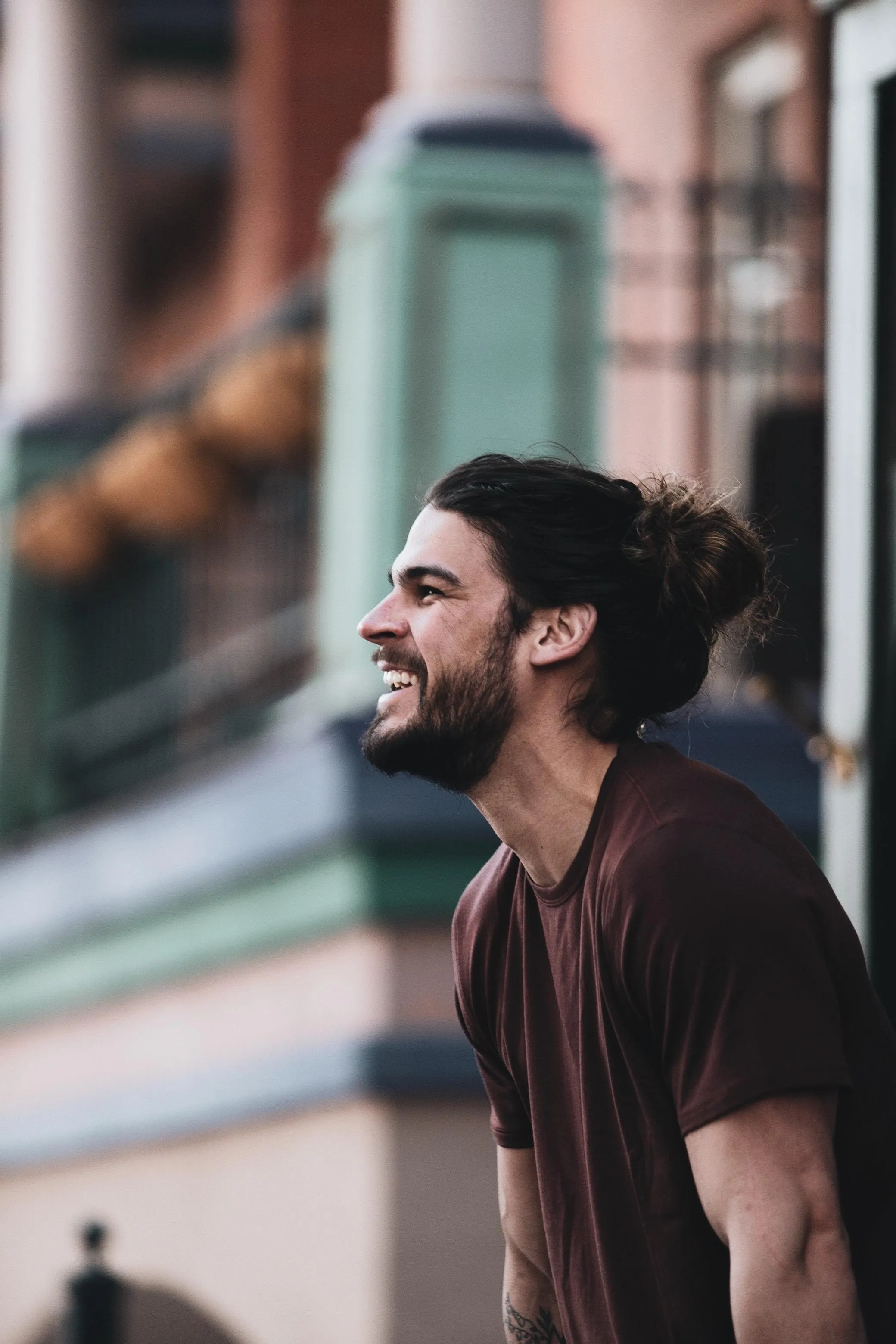 Mann mit zugebundenen Haaren