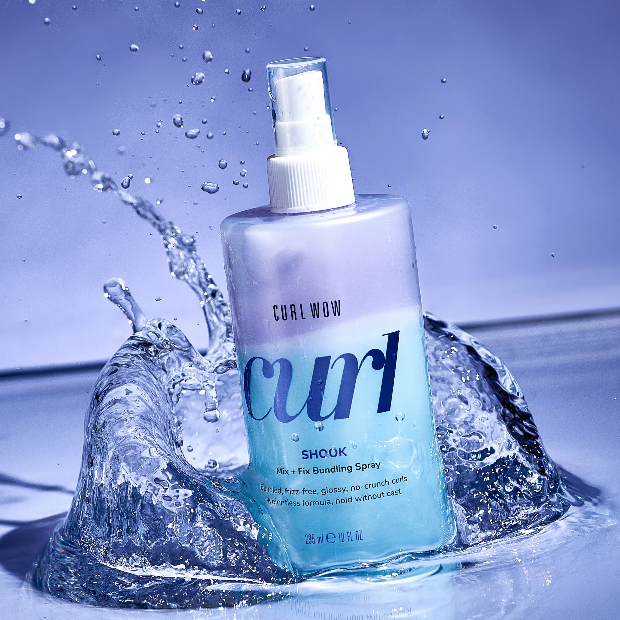 Curl Wow Shook Mix + Fix Bundling Spray von Color Wow im Wasser