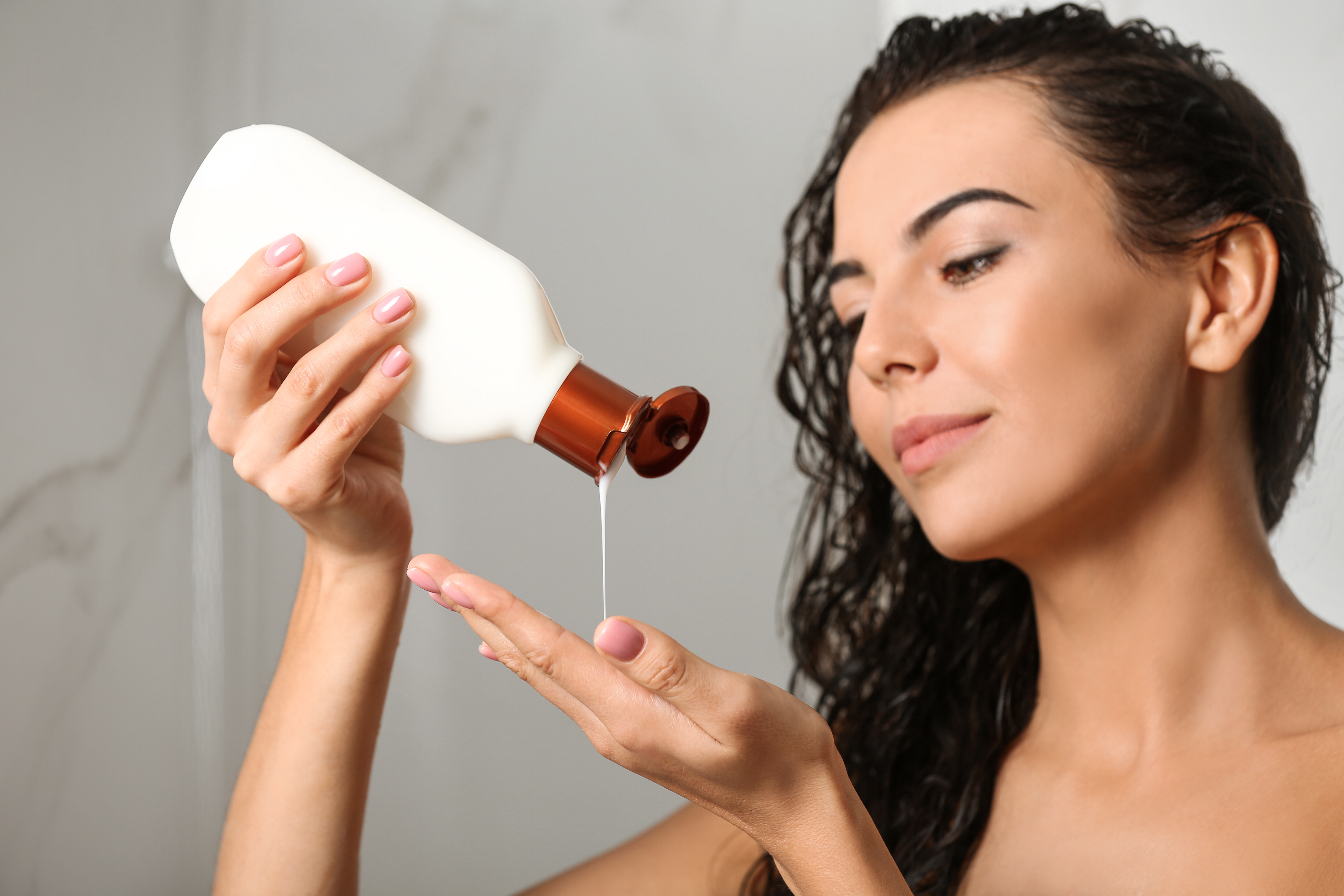 Frau mit Shampoo Flasche