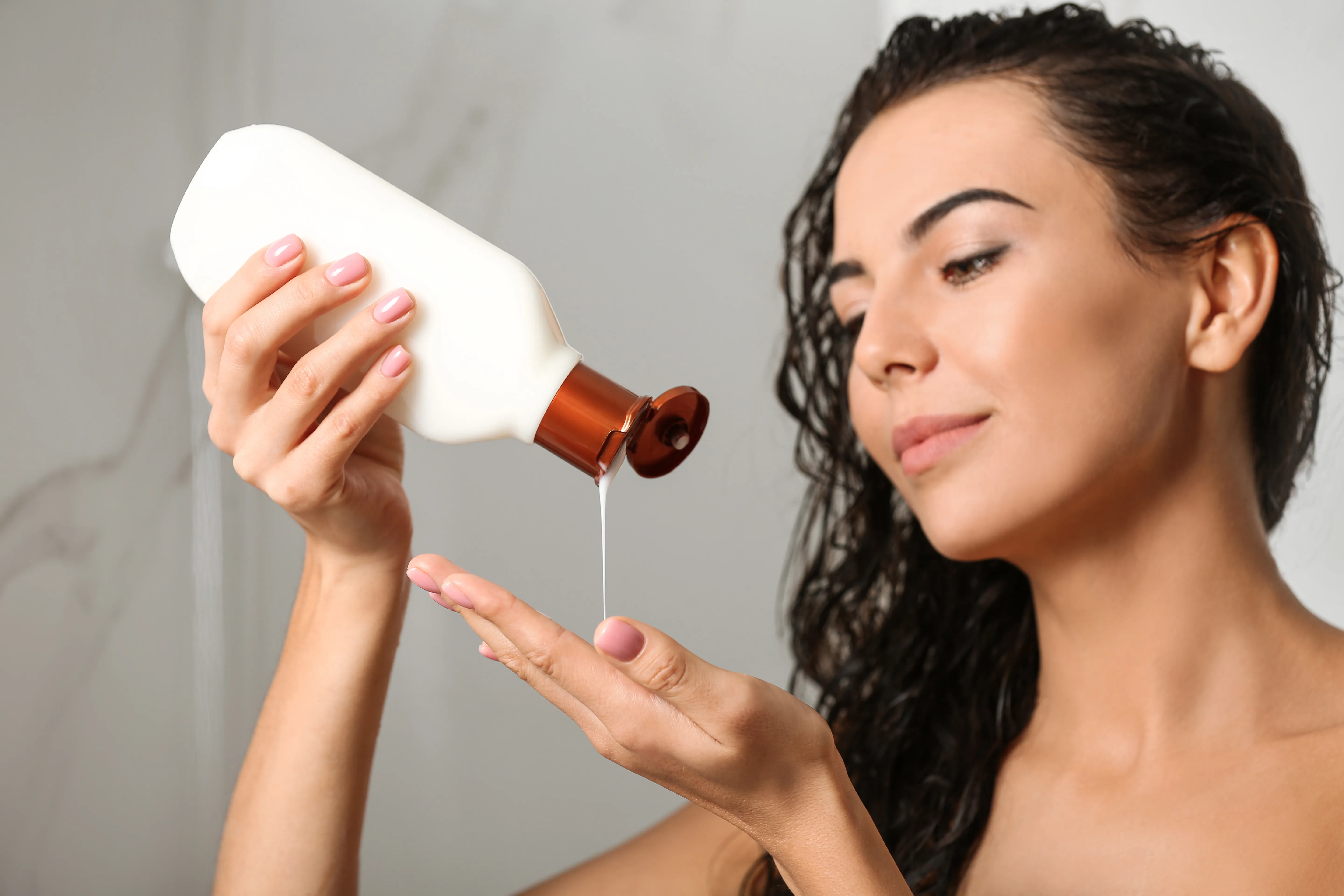 Frau mit Shampoo Flasche