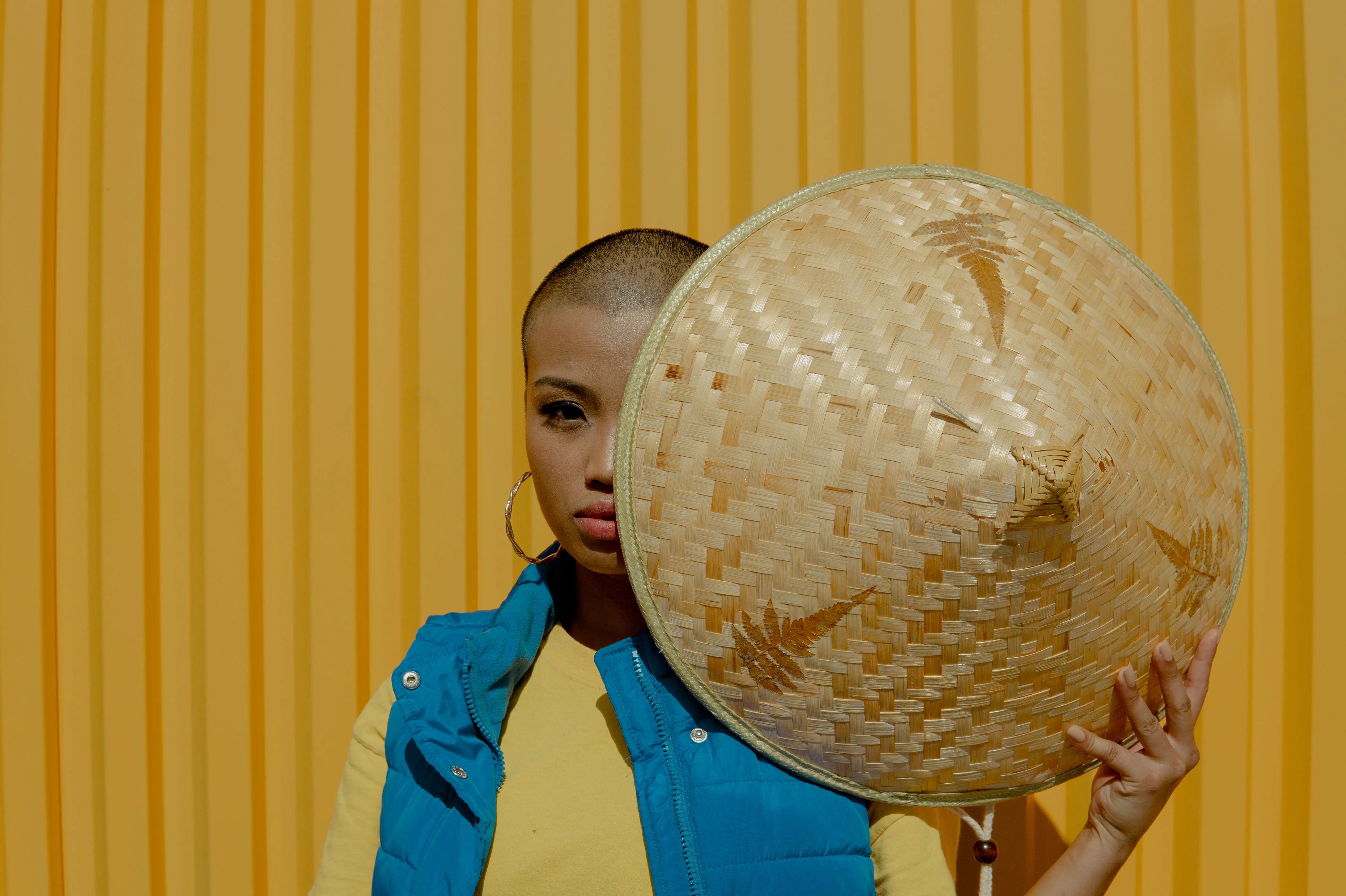Frau mit Buzz Cut und Hut