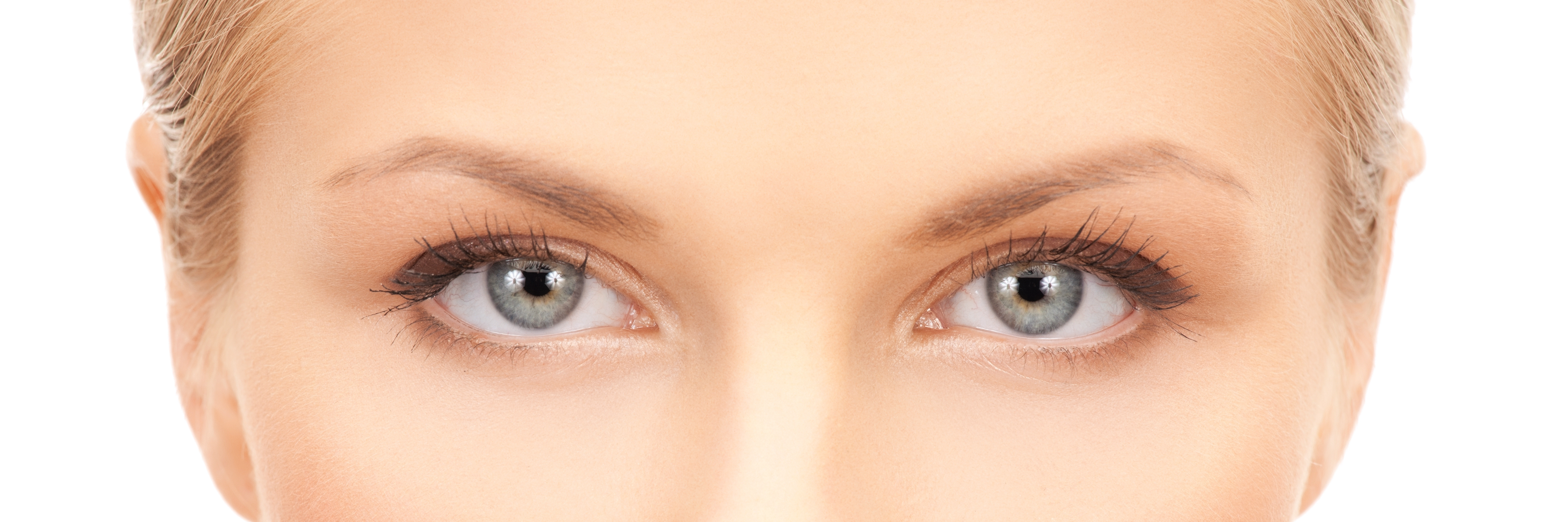 Blondine mit Skinny Brows