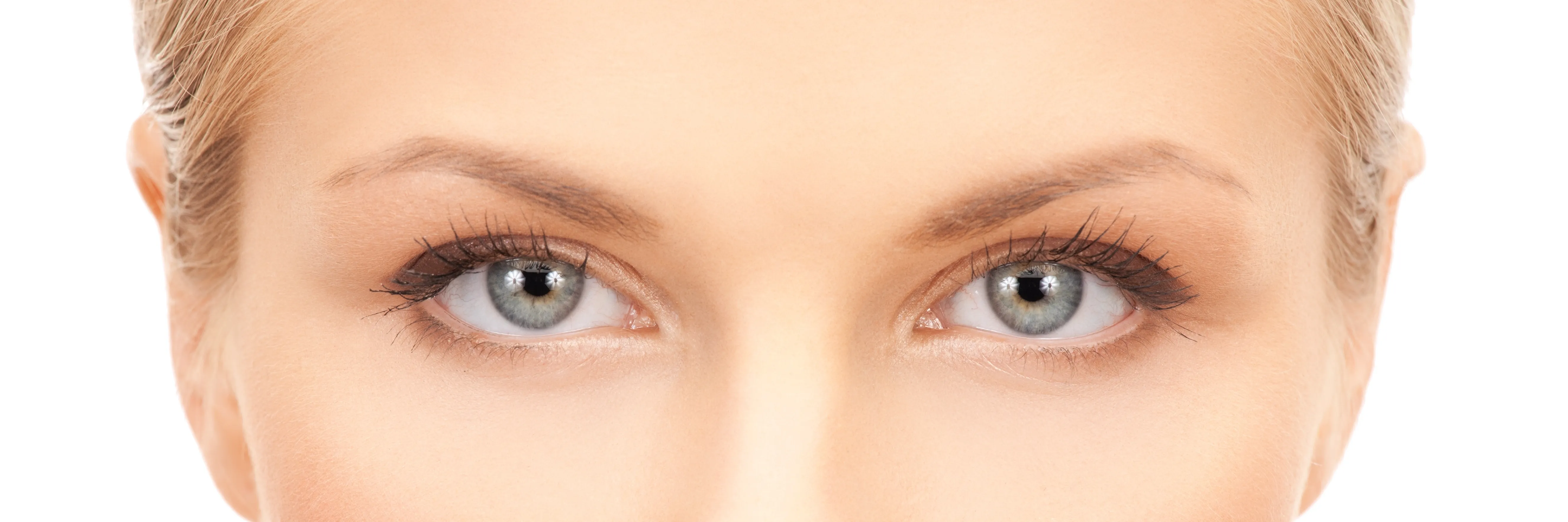 Blondine mit Skinny Brows