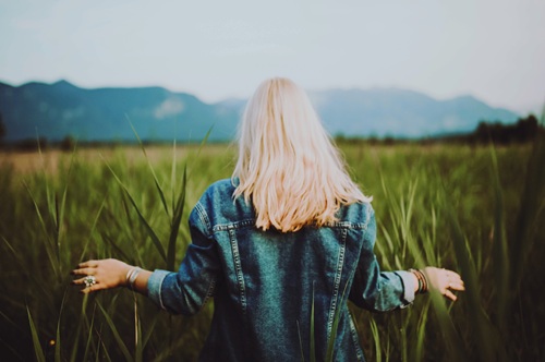 Frau mit blonden Haaren in einem Feld