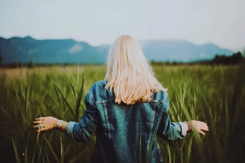 Frau mit blonden Haaren in einem Feld