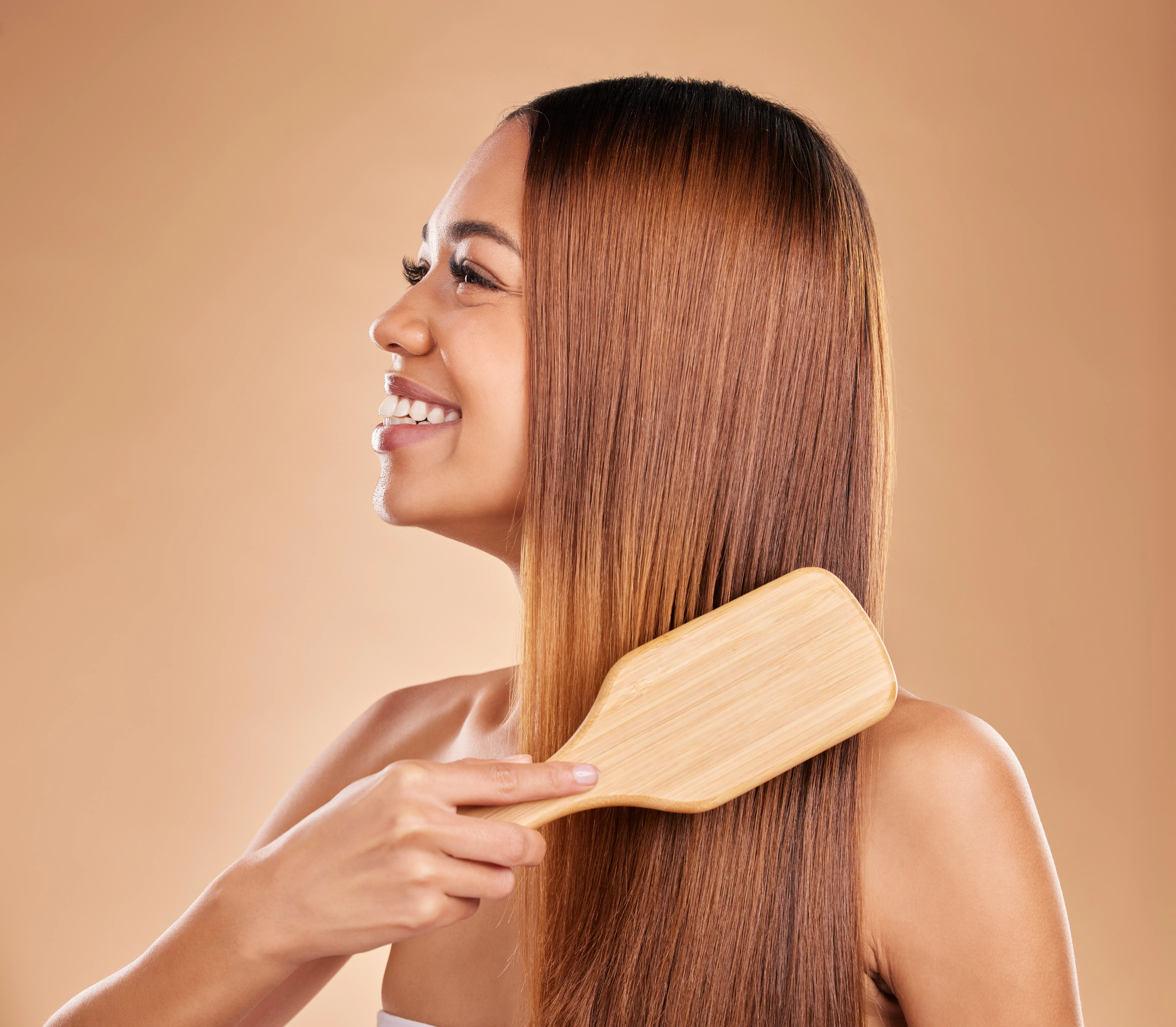 Model mit Paddelbürste
