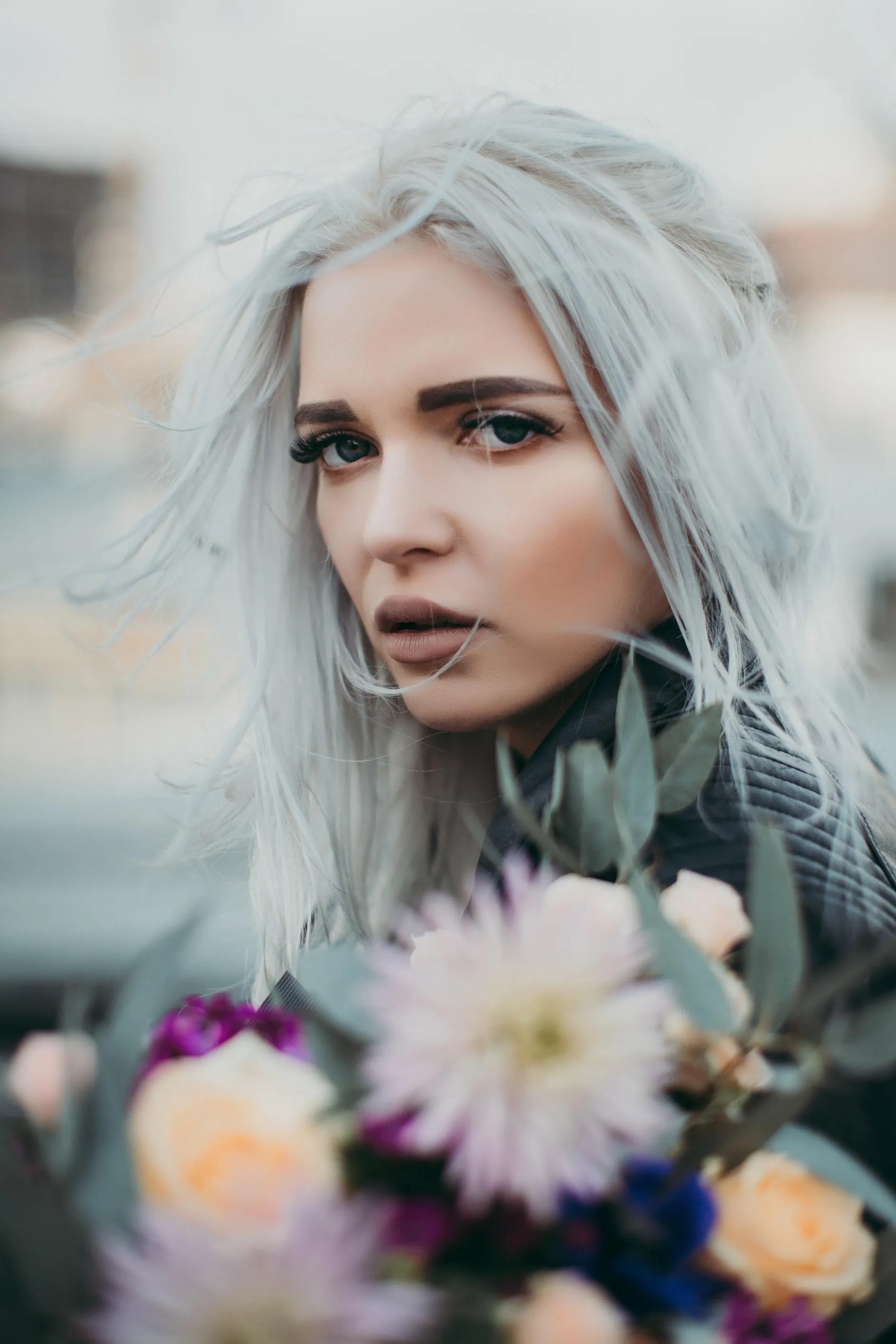 Frau mit Grey Blending im Blumenfeld