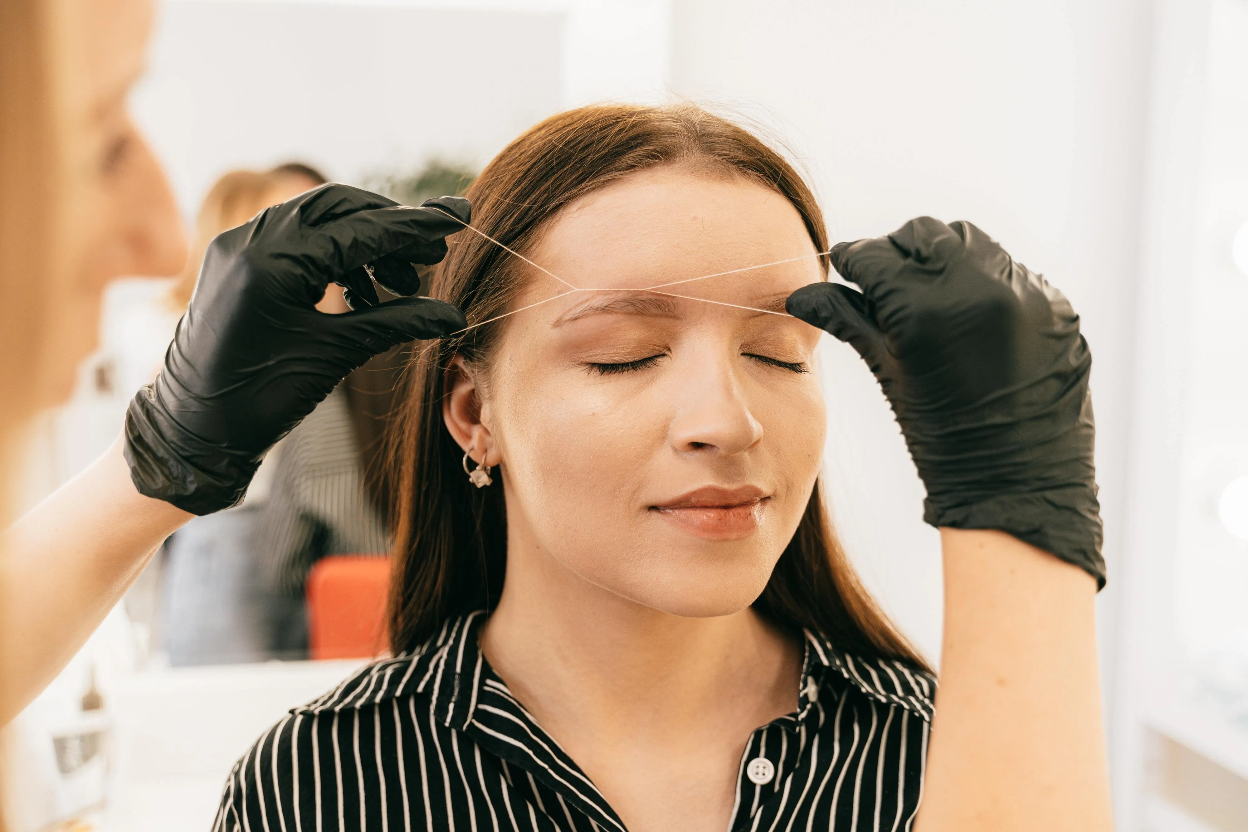 Augenbrauen mittels Fadentechnik in Form bringen