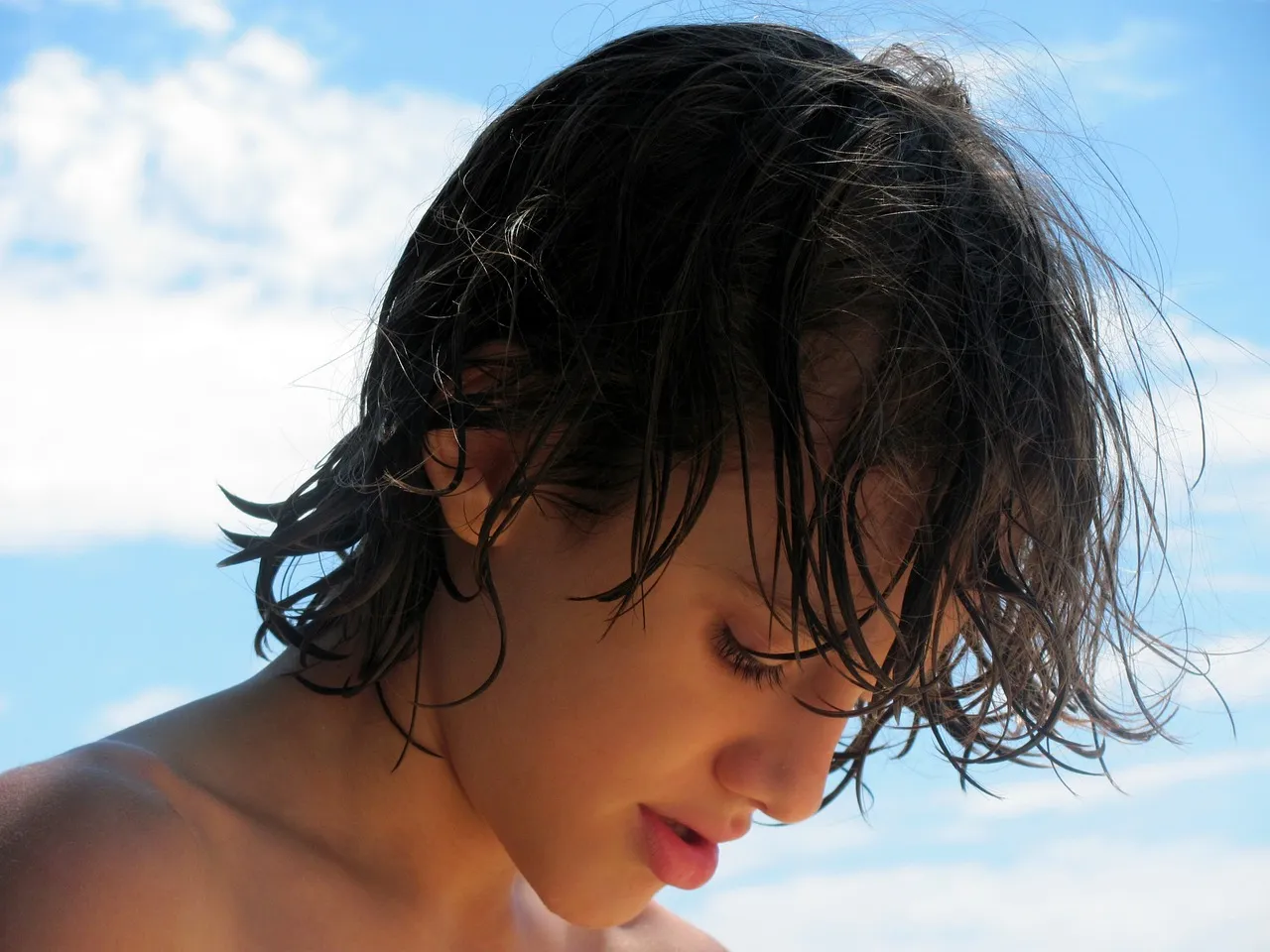 Frau mit Surfer Frisur am Strand