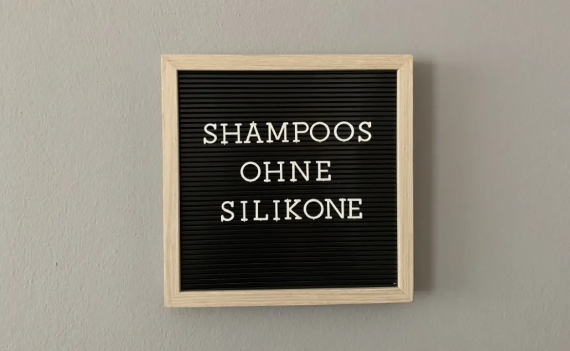 Schwarze Tafel, auf der "Shampoo ohne Silikone" steht