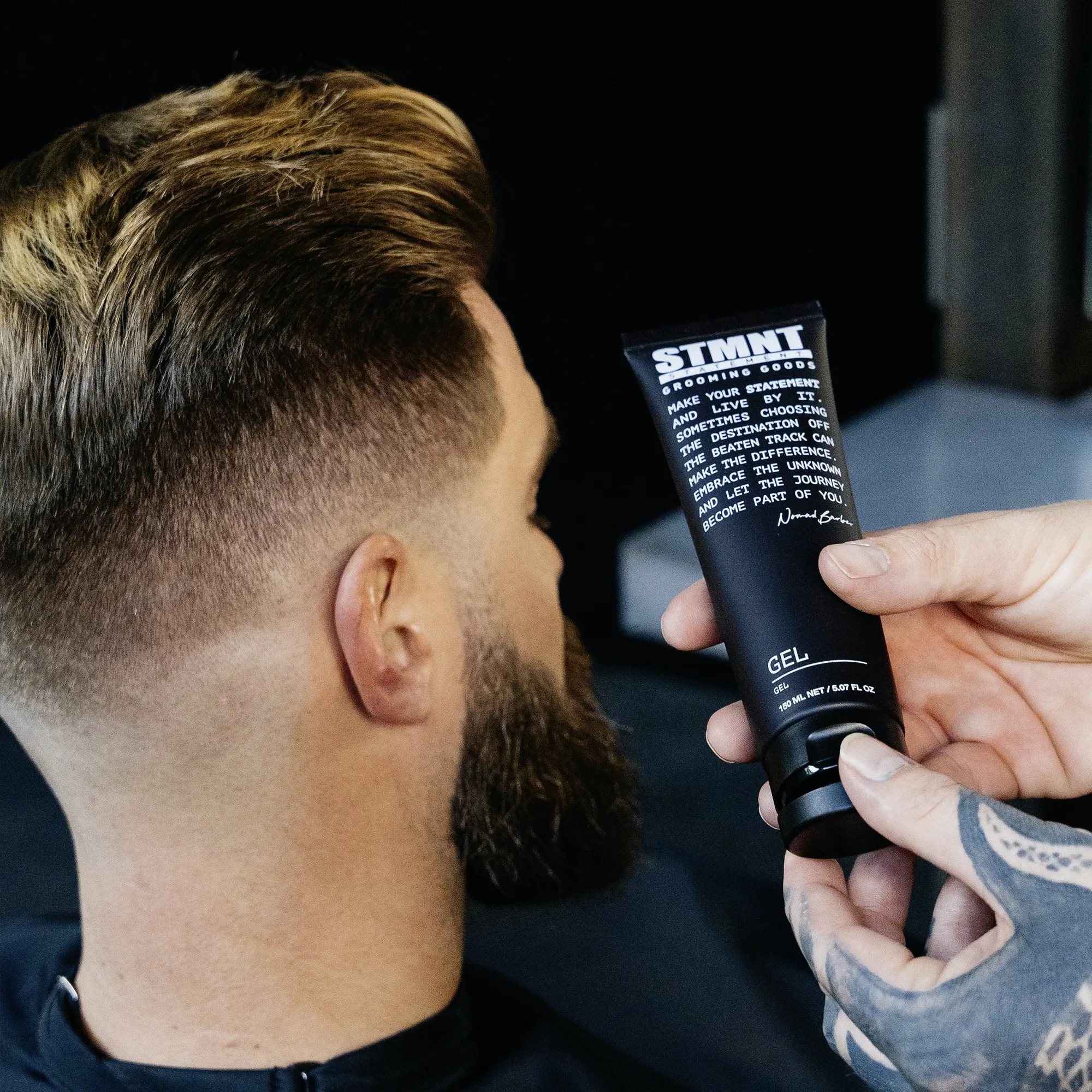 Mann mit Fade Cut