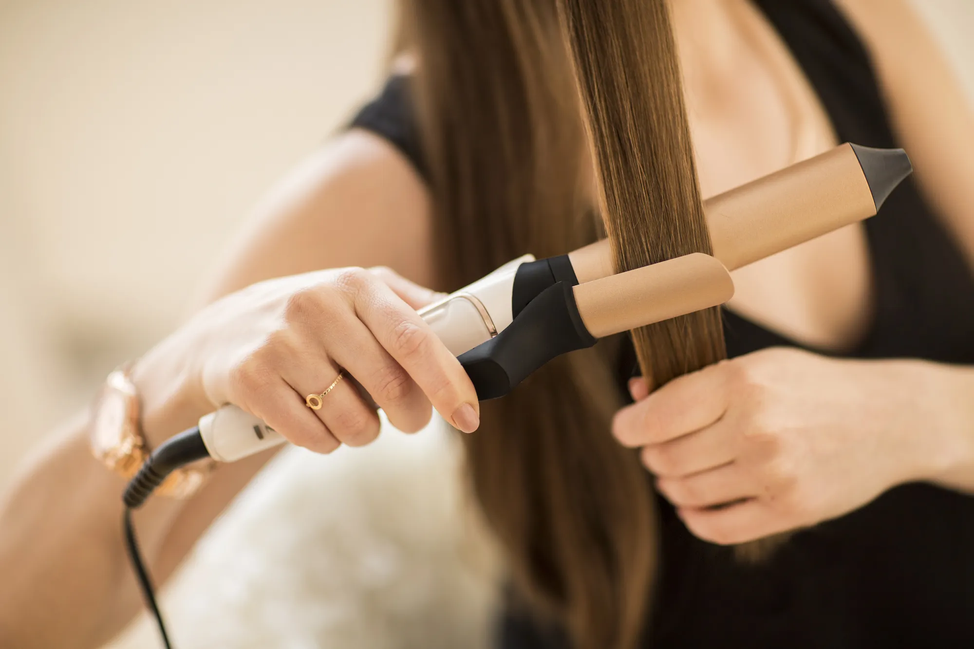 Frau mit Lockenstab
