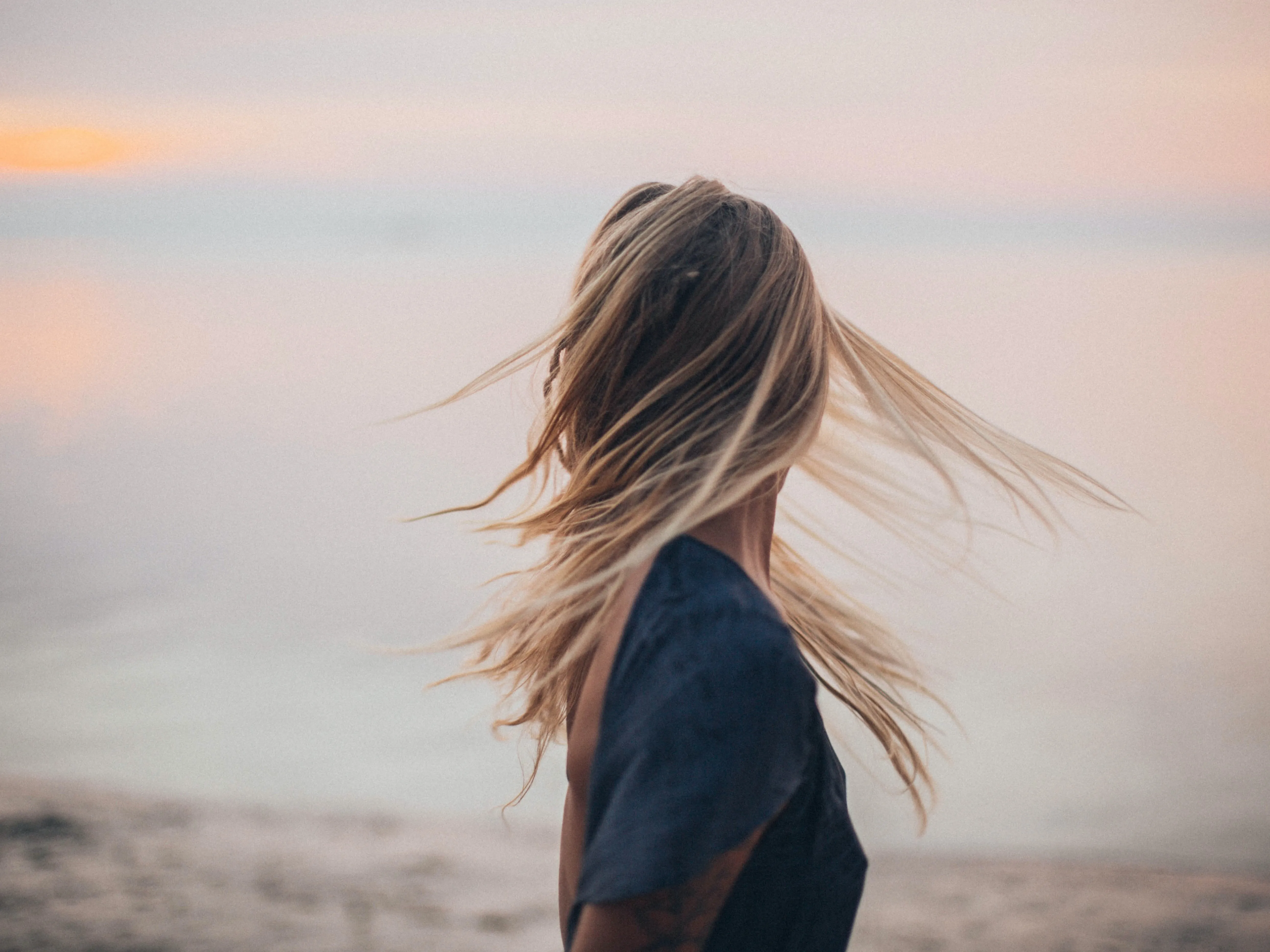 Blondine am Strand