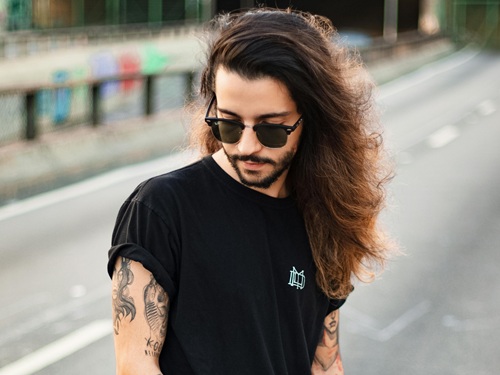 Mann mit langen Haaren