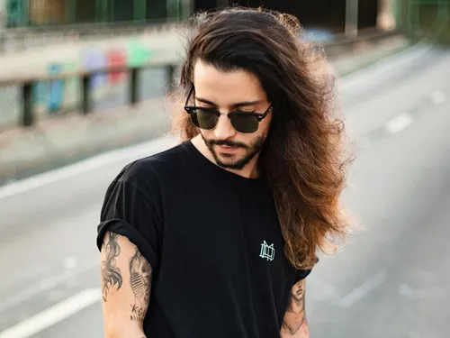 Mann mit langen Haaren