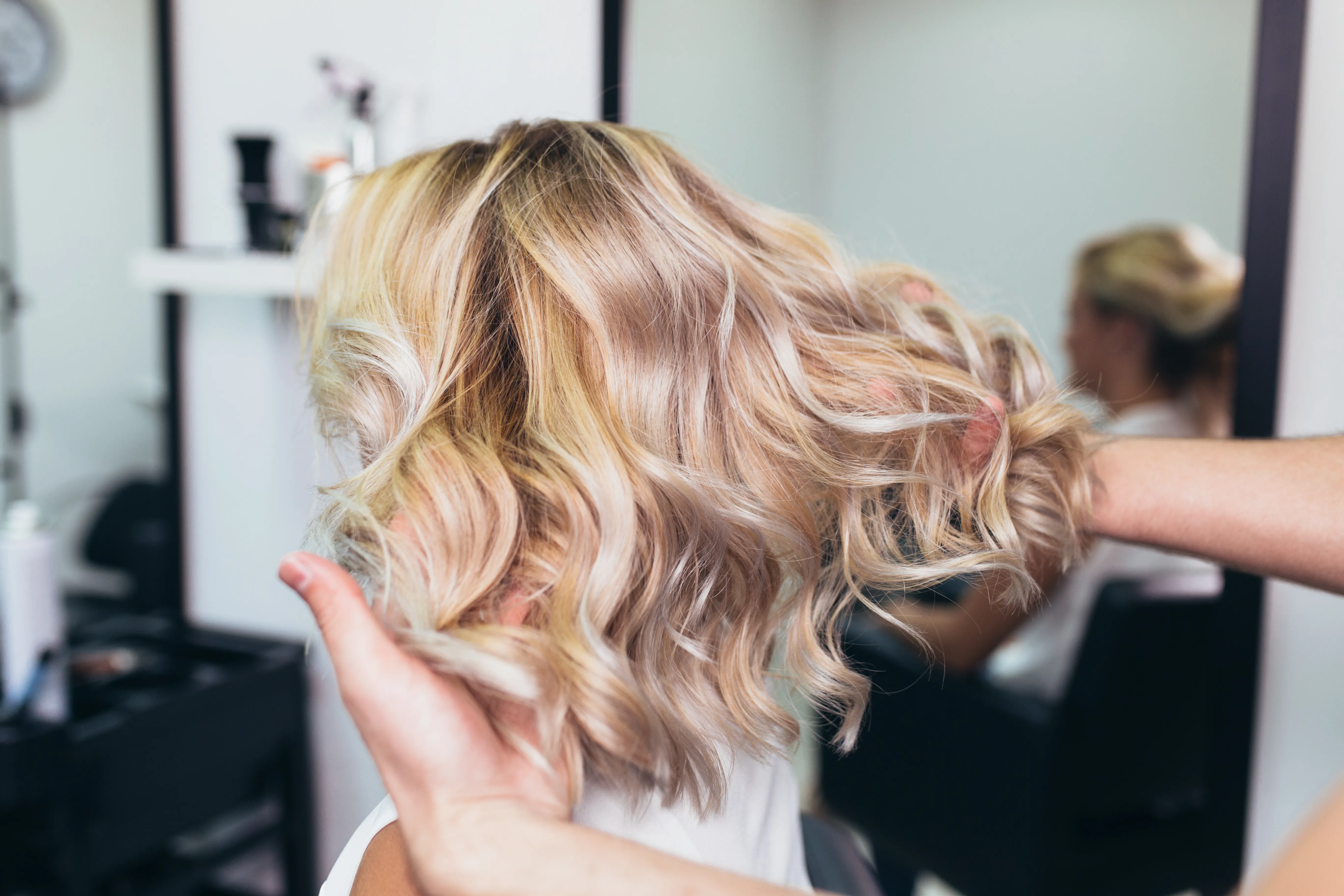 Blonde Frau mit großen Locken