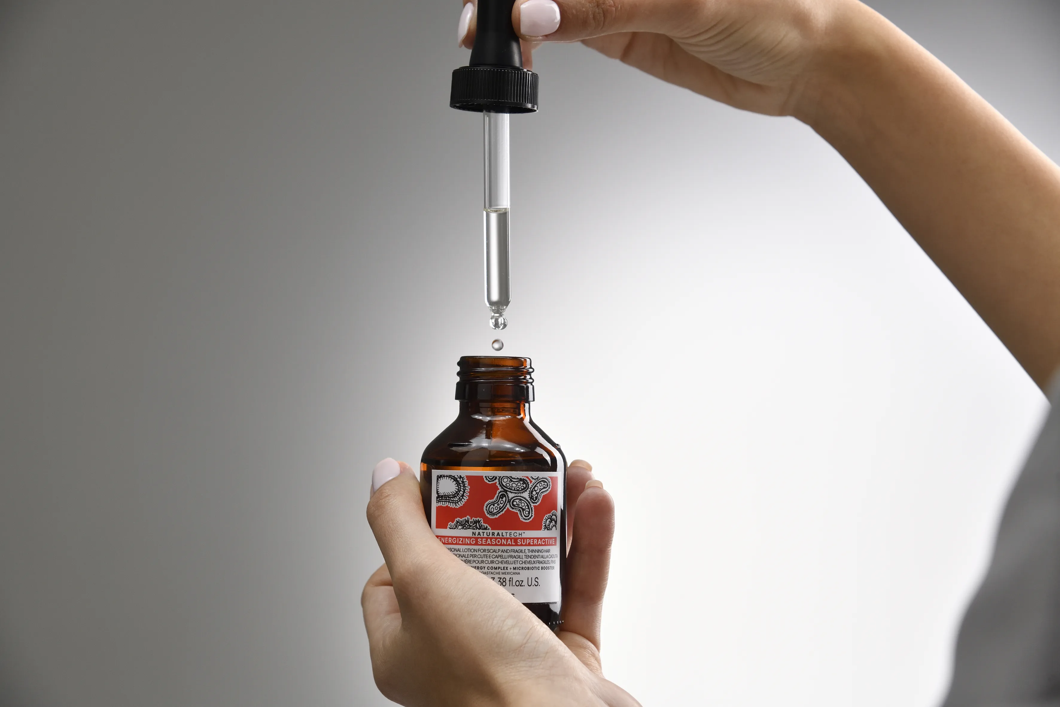 Frau mit Davines Naturaltech Pipette in der Hand