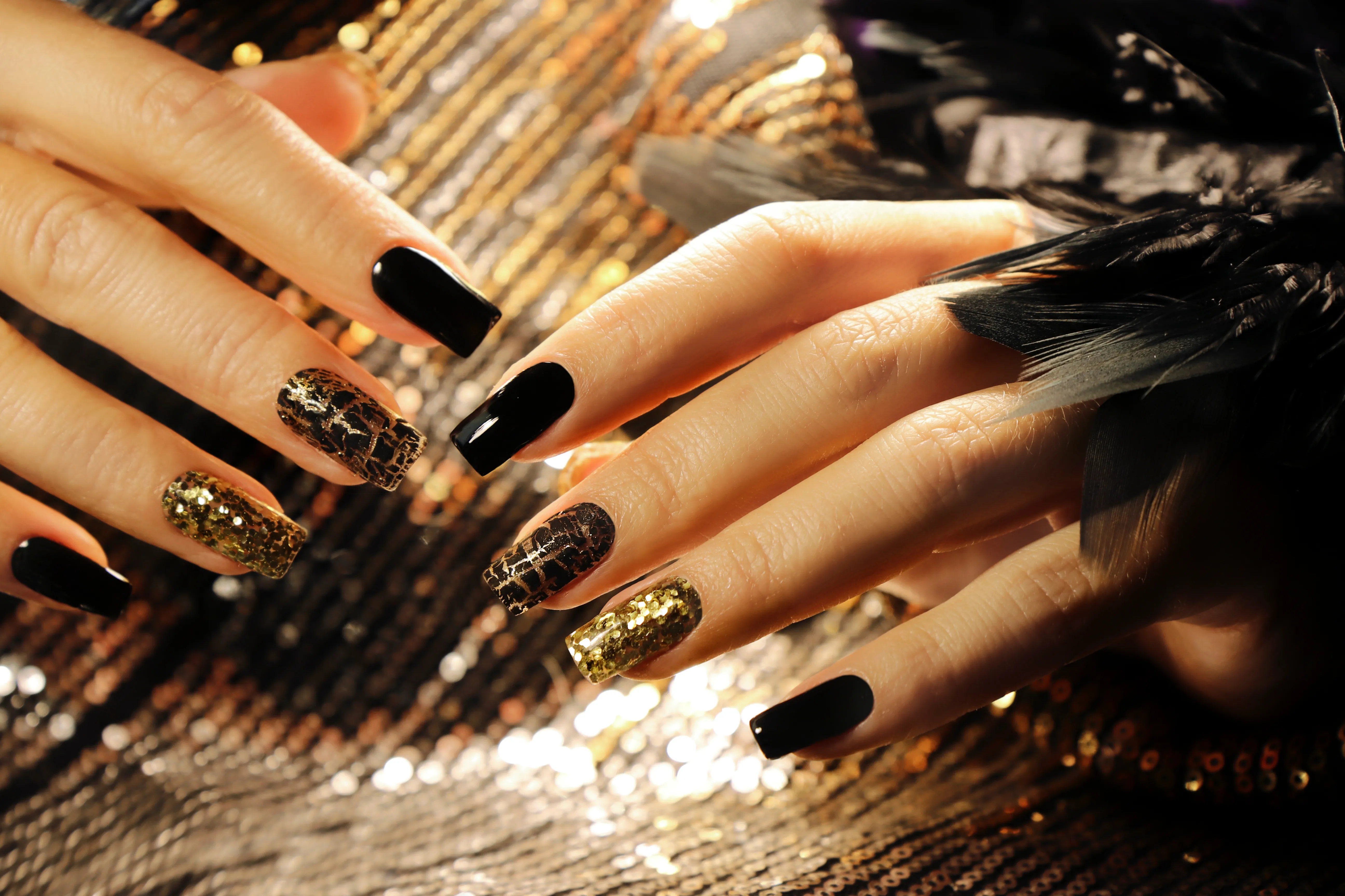 Schwarz lackierte Nägel mit Gold Effekten