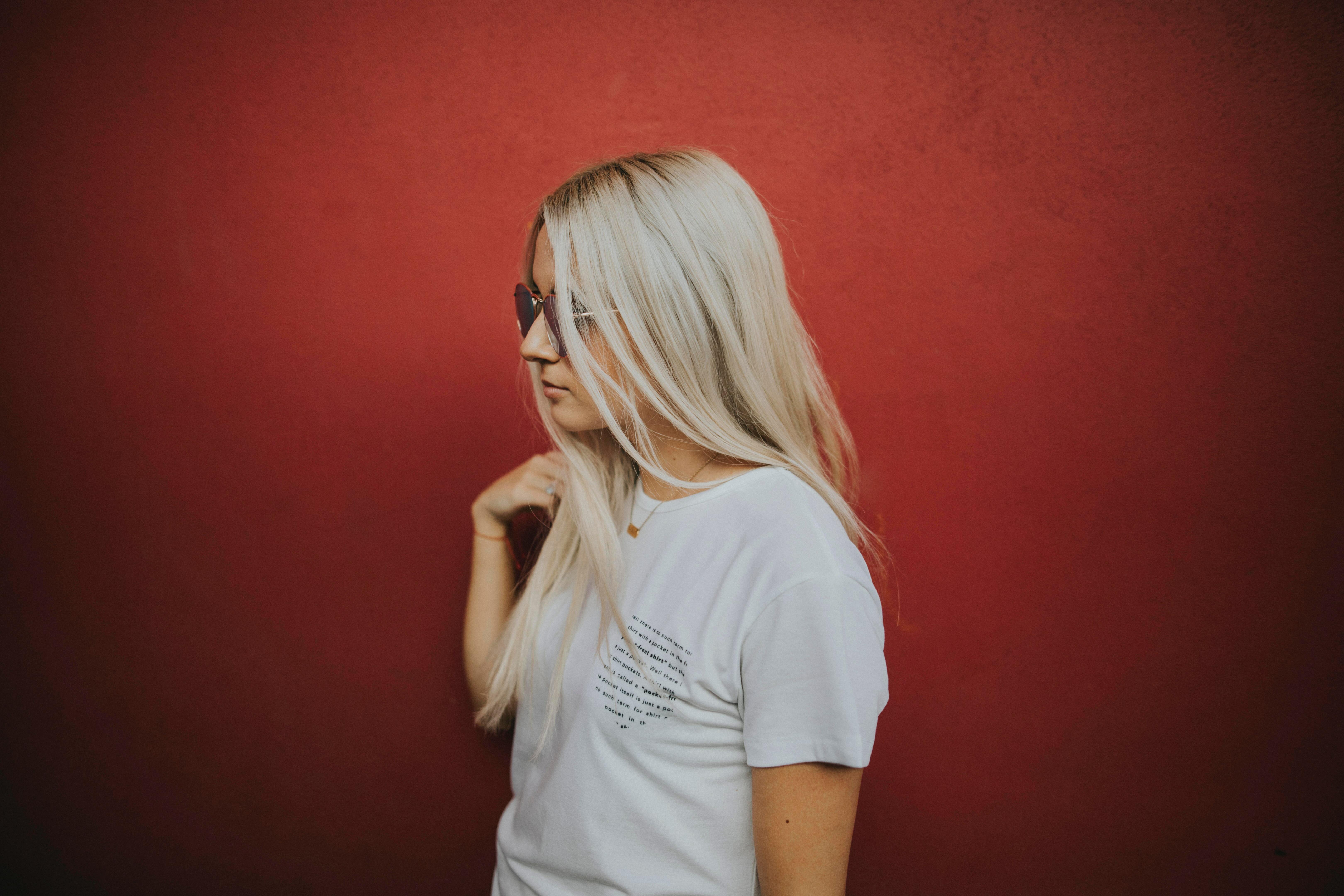 Blondine mit Sonnenbrille