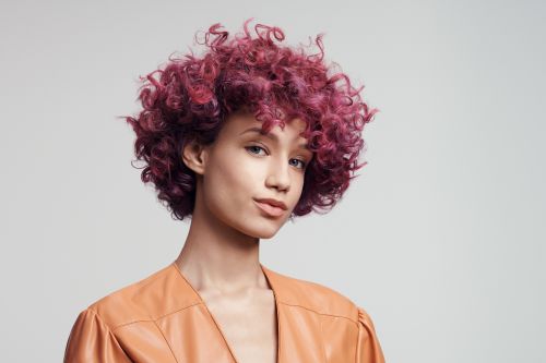 kurze gefärbte Haare