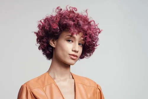 kurze gefärbte Haare