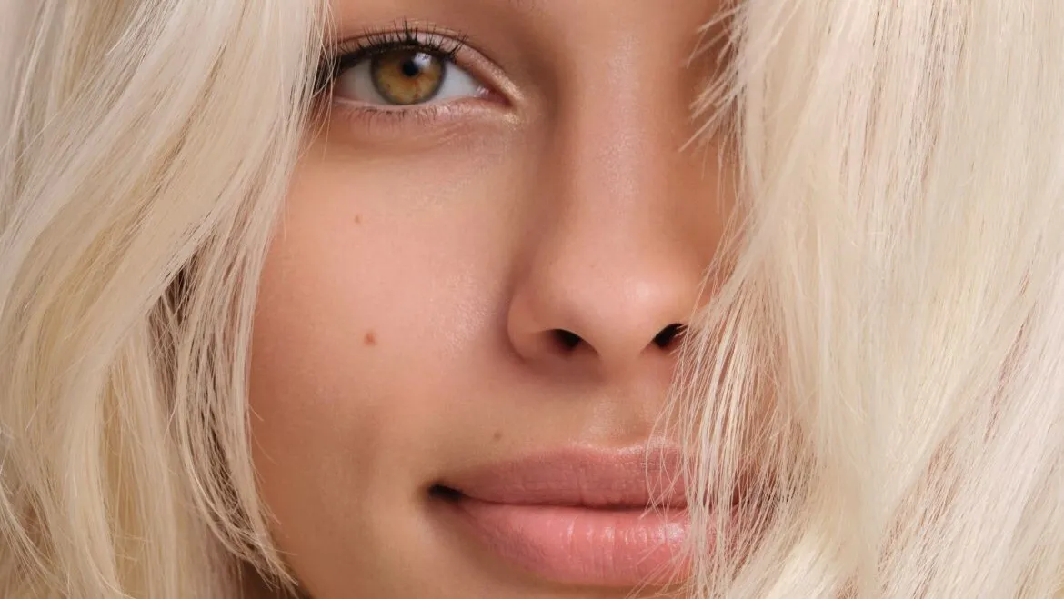 Frau mit hellblonden Haaren