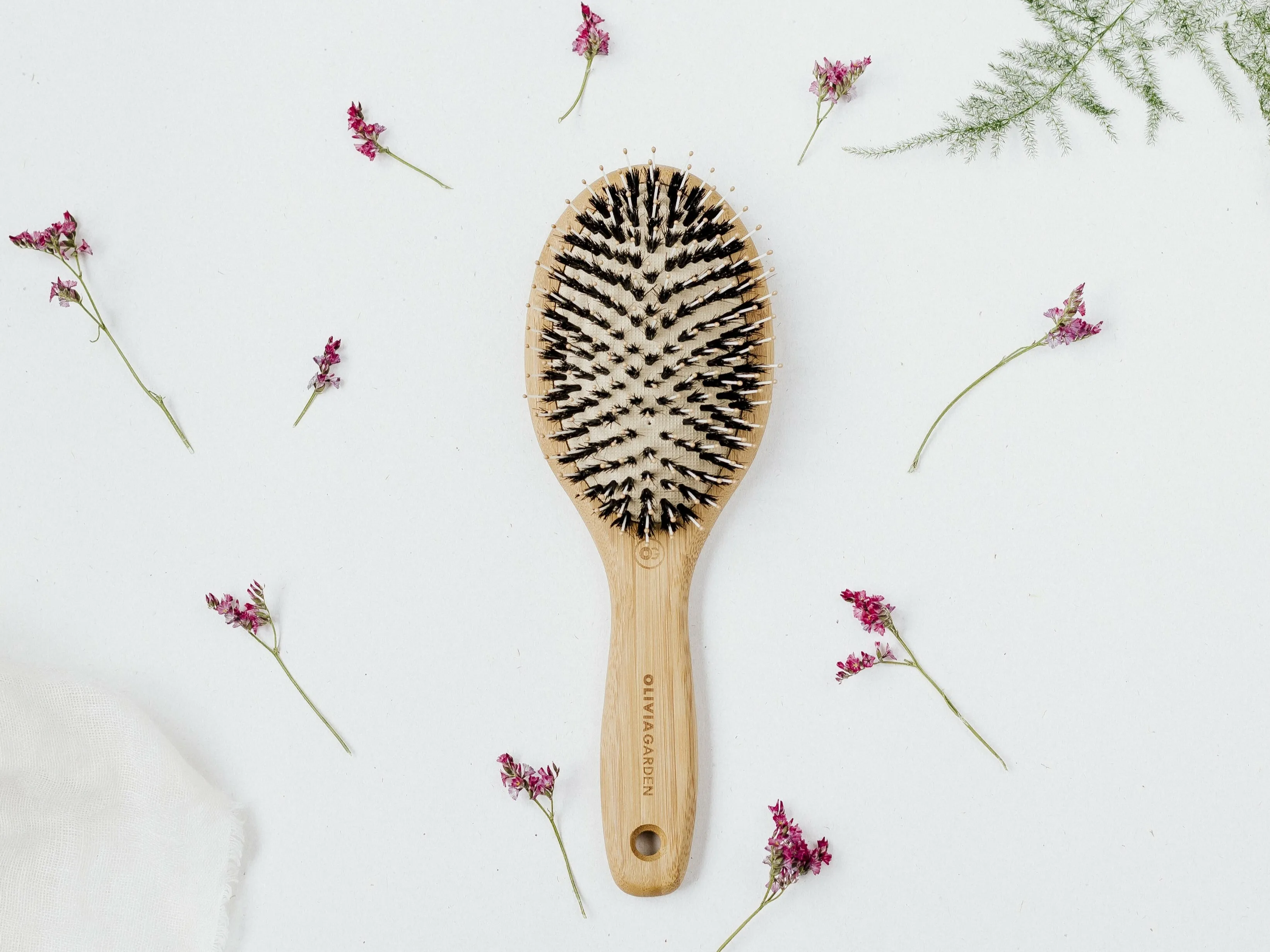 Haarbürste mit Blüten herum