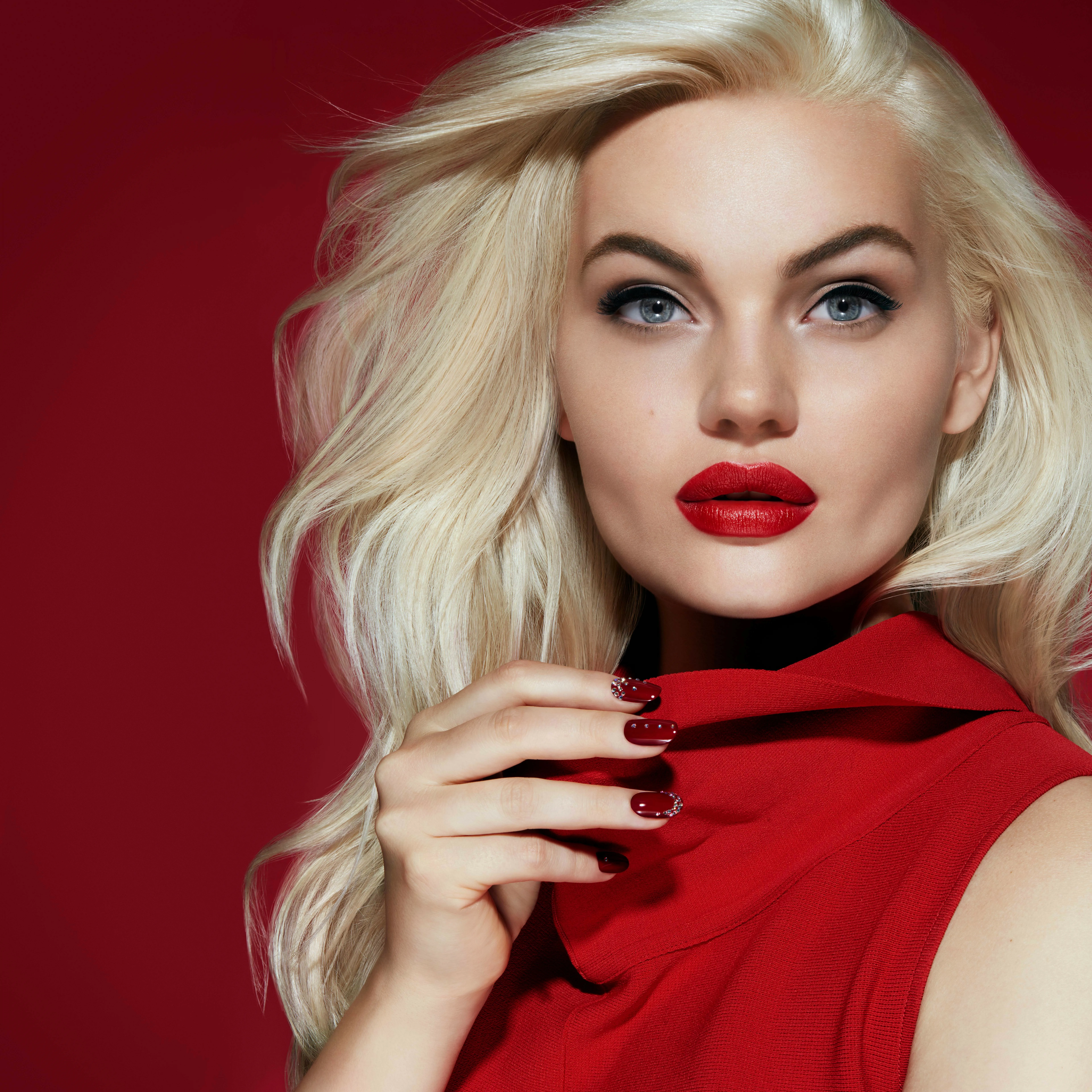 Blondine mit Winter Rot Nagellack