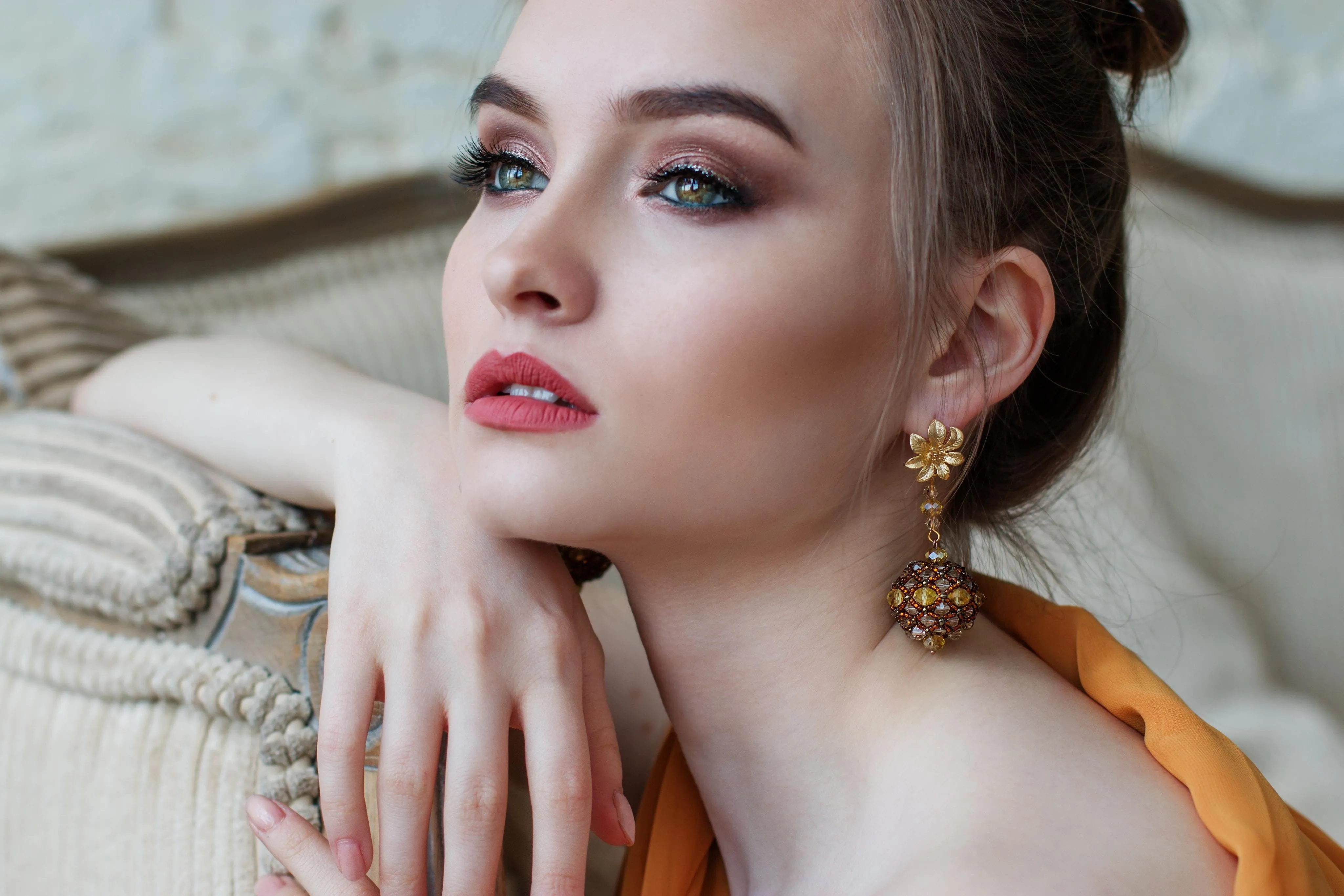 Braunhaarige Frau mit perfektem Make-Up