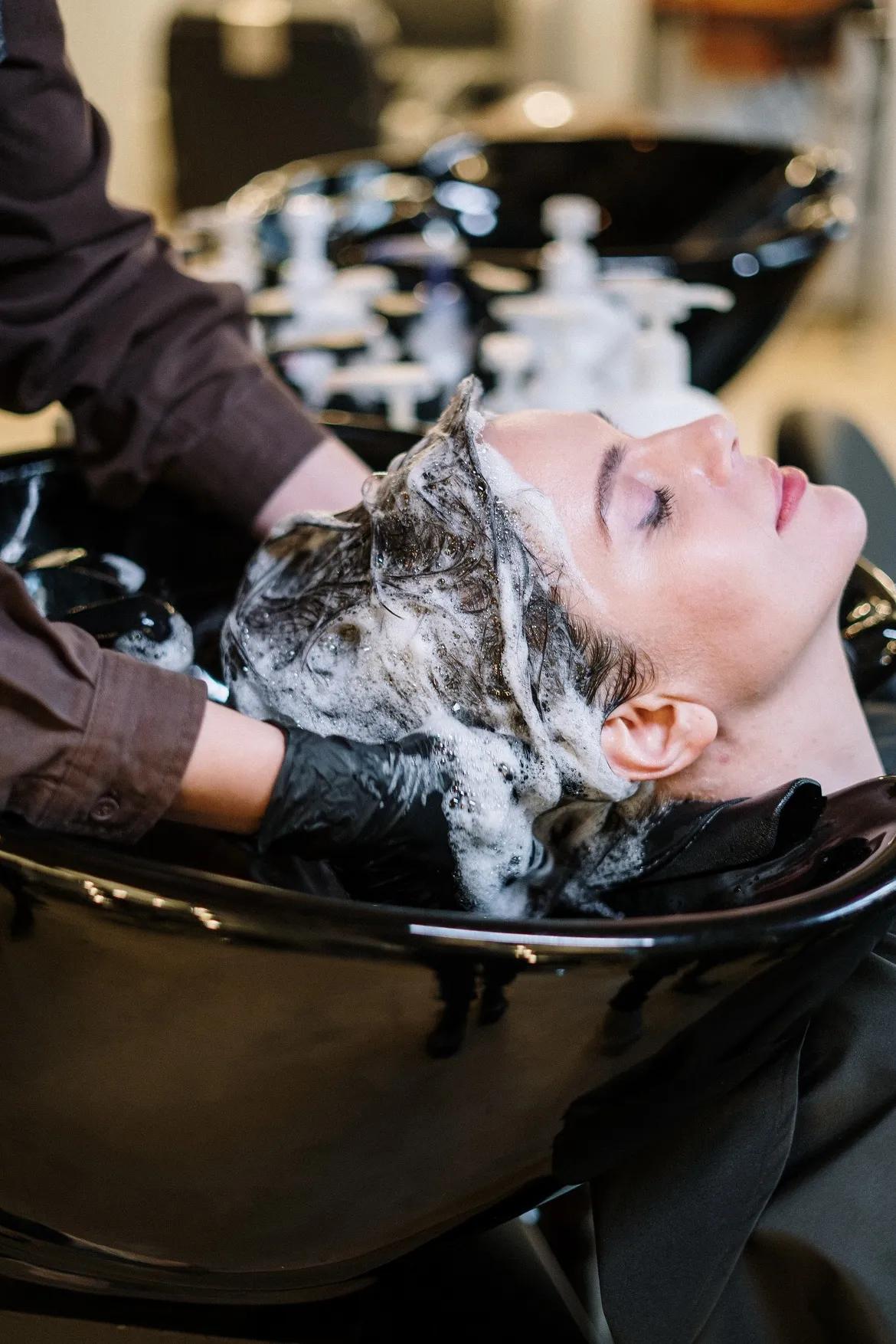 Frau werden die Haare gewaschen