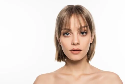Frau mit kurzen glatten Haaren