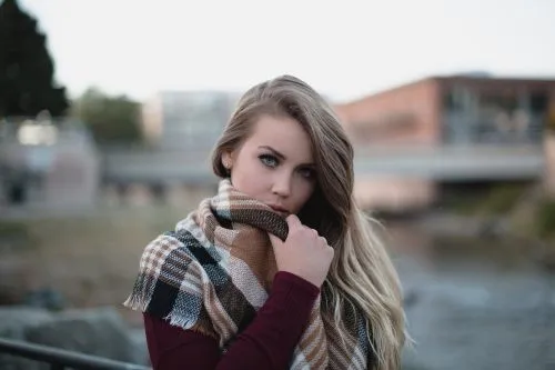 Frau mit langen blonden Haaren
