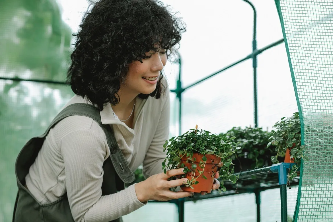 Frau bei Gartenarbeit