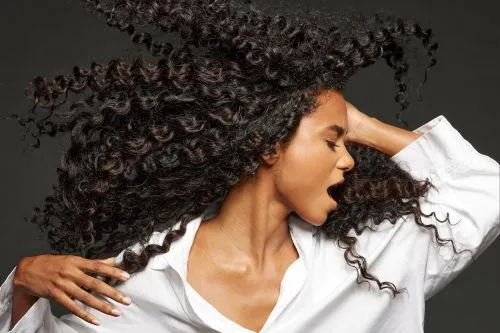 Lockiges Afro- Haar