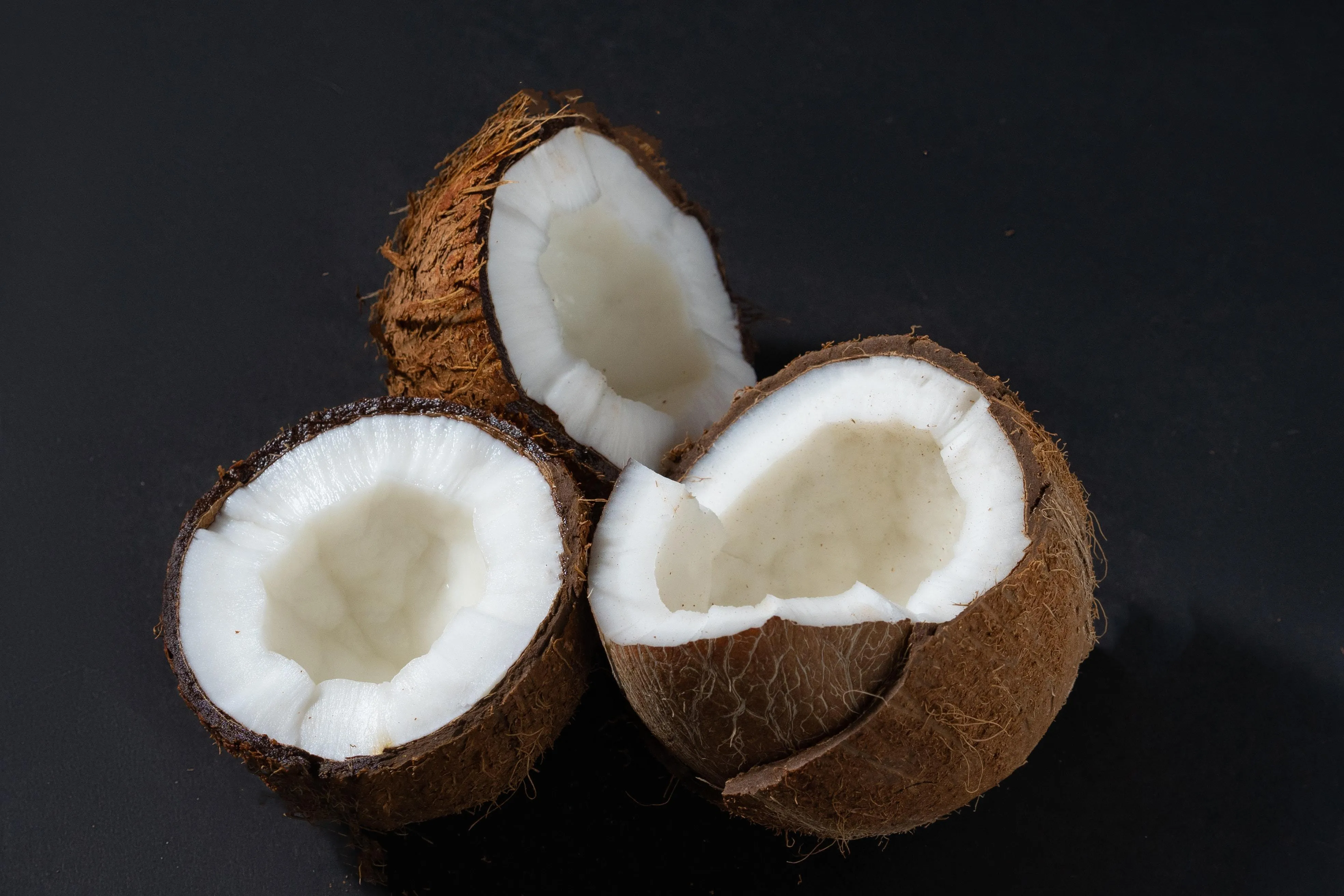 3 Halbe Kokosnüsse