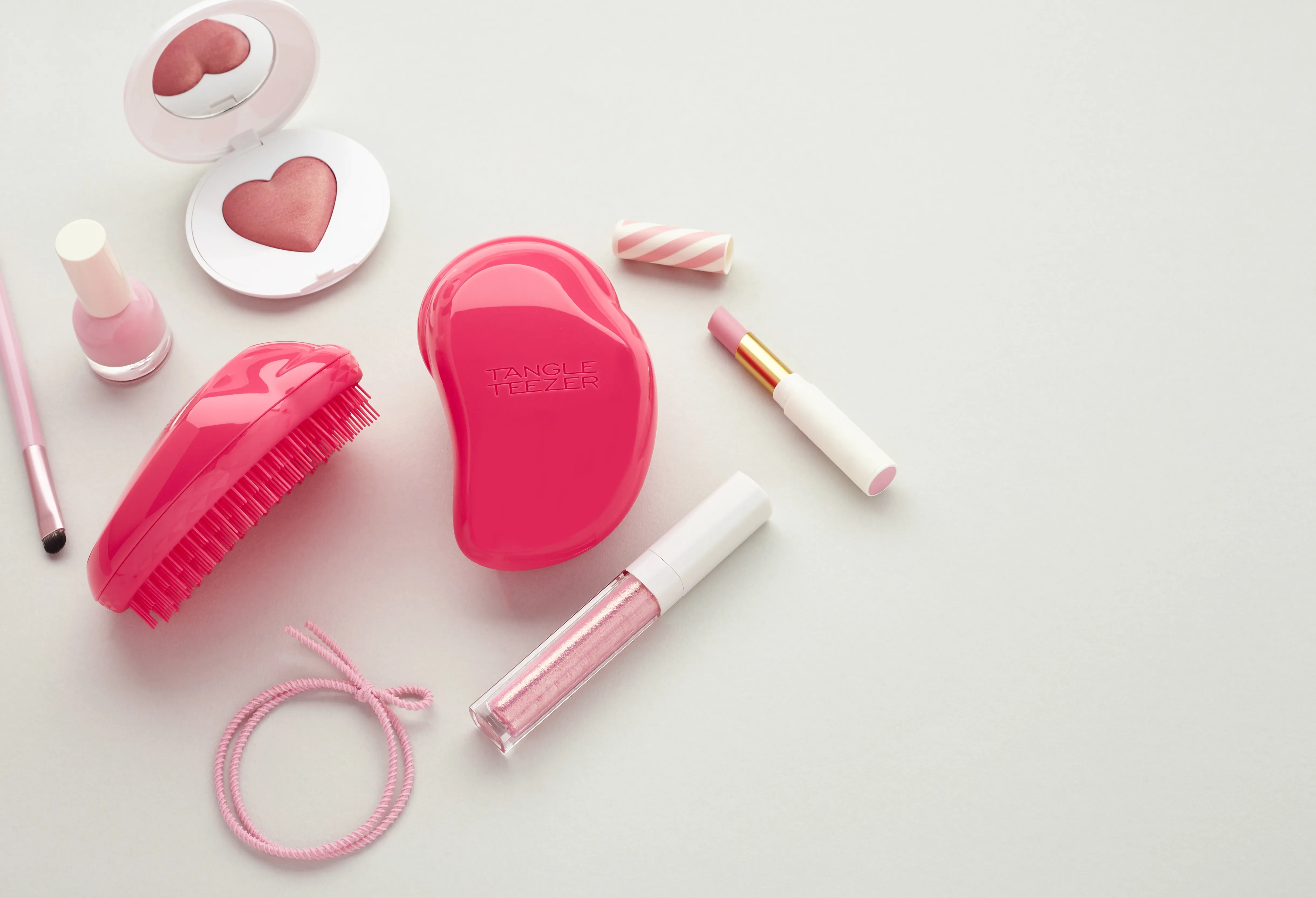 Pinker Tangle Teezer mit Beautyprodukte